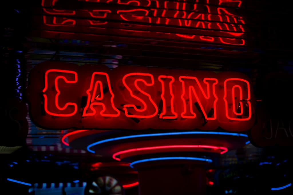 high roller Casinos neon sign